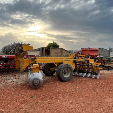 GRADA DE 24 DISCOS GASCON CON RODILLO