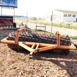 Rodillo de clavos con ruedas