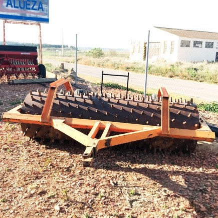 Rodillo de clavos con ruedas