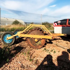 Rodillo de clavos con ruedas 2