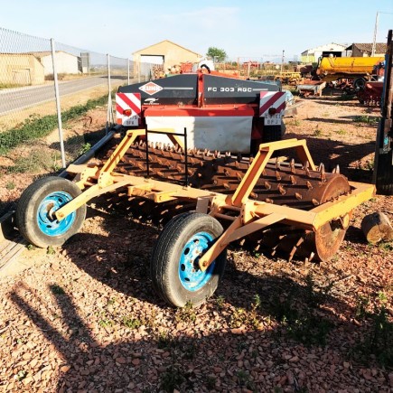 Rodillo de clavos con ruedas