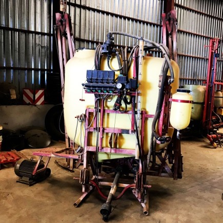 PULVERIZADOR HARDI SUSPENDIDO 12M 1000 LITROS