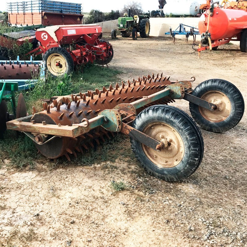 Rodillo de Clavos con Ruedas