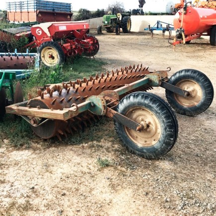 Rodillo de Clavos con Ruedas