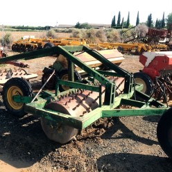 RODILLO CON CLAVOS 250X60 CON TRIPUNTAL 2